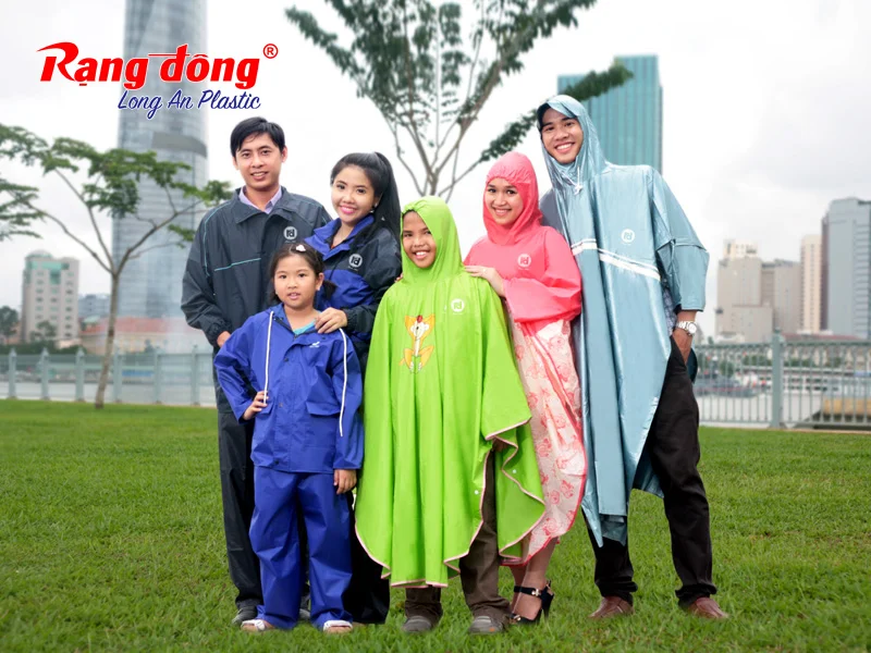 Kiểm tra chất lượng áo mưa trước khi phân phối